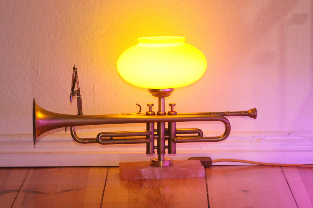 Trompete Tischlampe JazzCafe Design Vintage Handmade Glasschirm