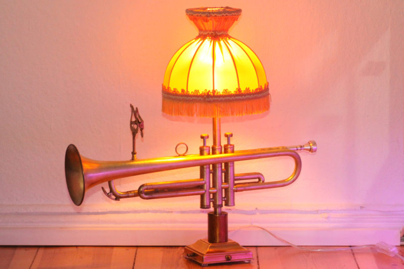 Trompetenlampe Handarbeit Vintage Berlin Eingeschaltet