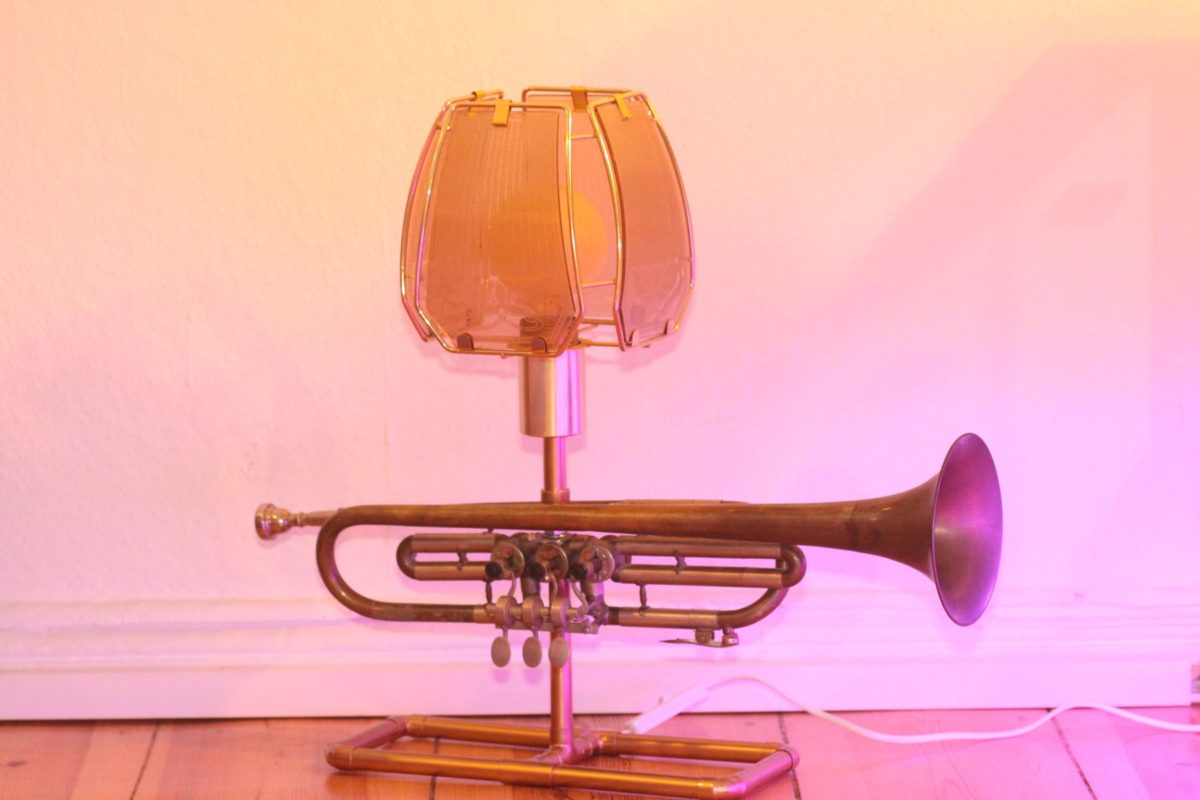Trompetenlampe Tischleuchte Messing Kupfer Vintage Berlin 23B_02 Ausgeschaltet
