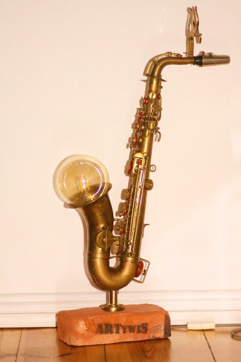 Lampe Saxophon Design Ziegelstein Unikat Handarbeit Berlin Ausgeschaltet