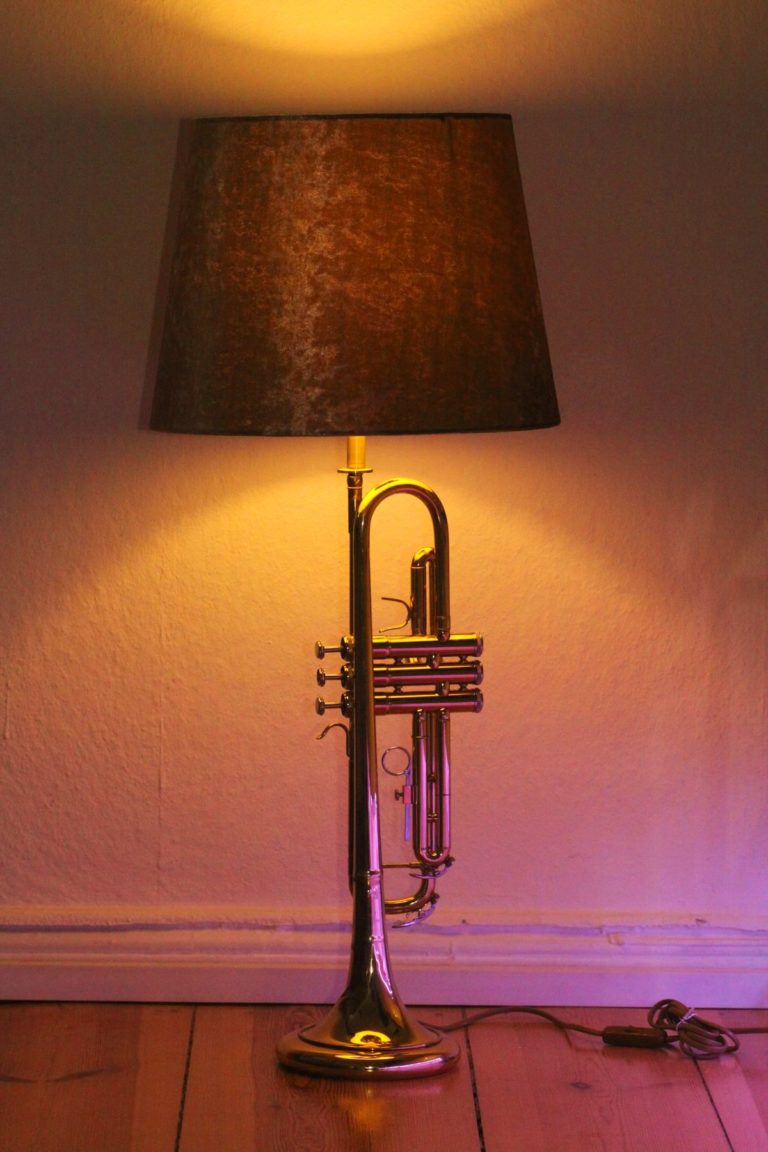 Trompetenlampe Stehlampe Gold Vintage Einzelstück Handarbeit Eingeschaltet