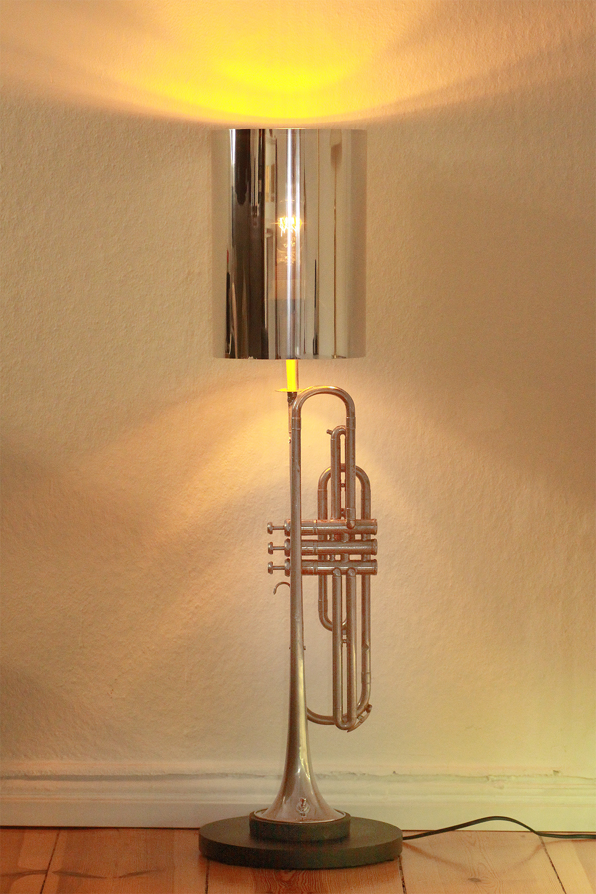 Trompetenlampe Stehlampe Silber Schwarz Edison Glühbirne Nachhaltig