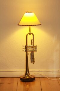 Trompetenlampe Stehlampe Messinf Holz Gold Beige Rot Vintage Handarbeit