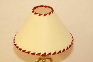 Trompetenlampe Stehlampe Messinf Holz Gold Beige Rot Vintage Handarbeit
