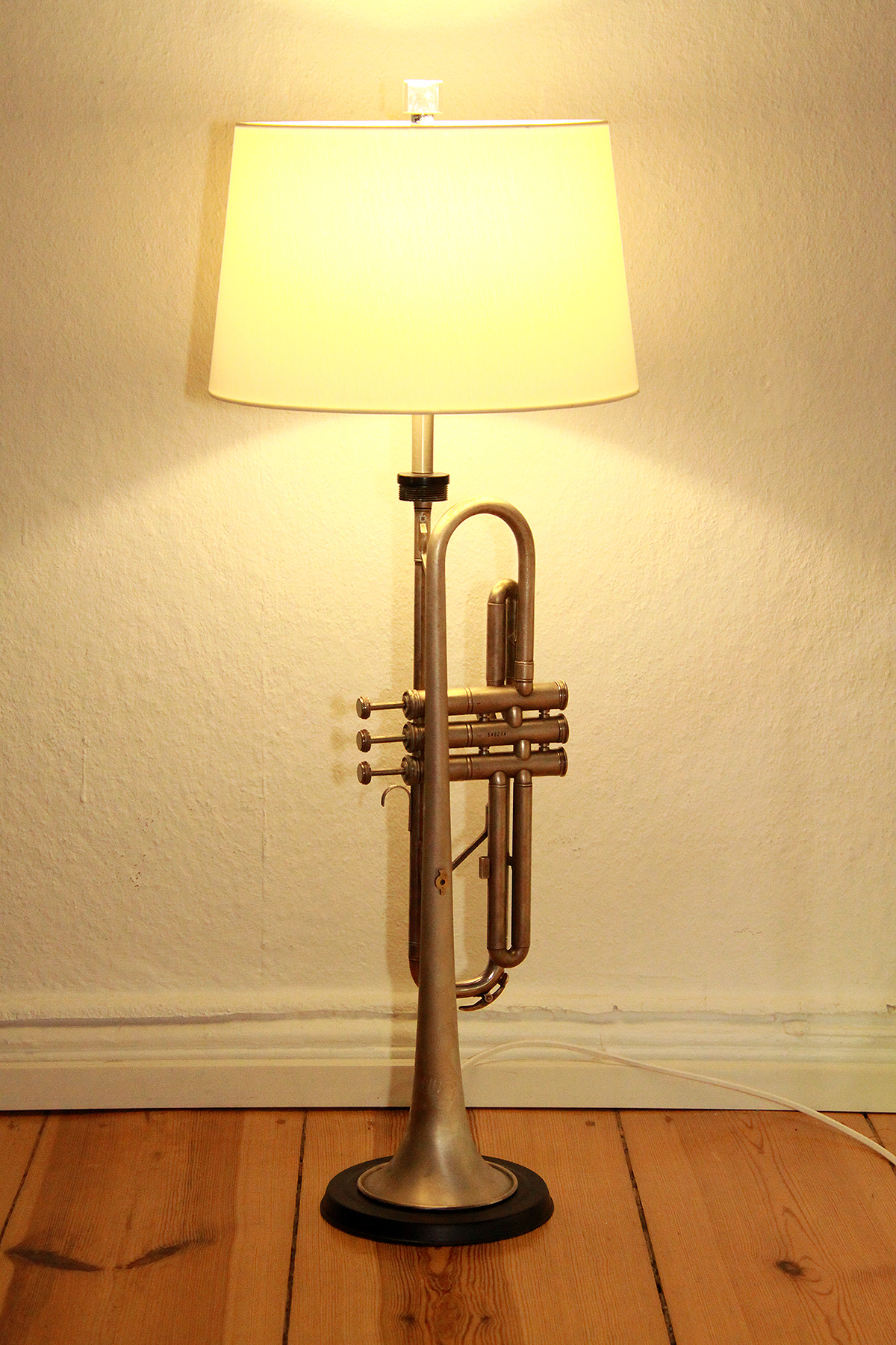 Trompetenlampe Stehlampe Beige Silber Schwarz Design Unikat