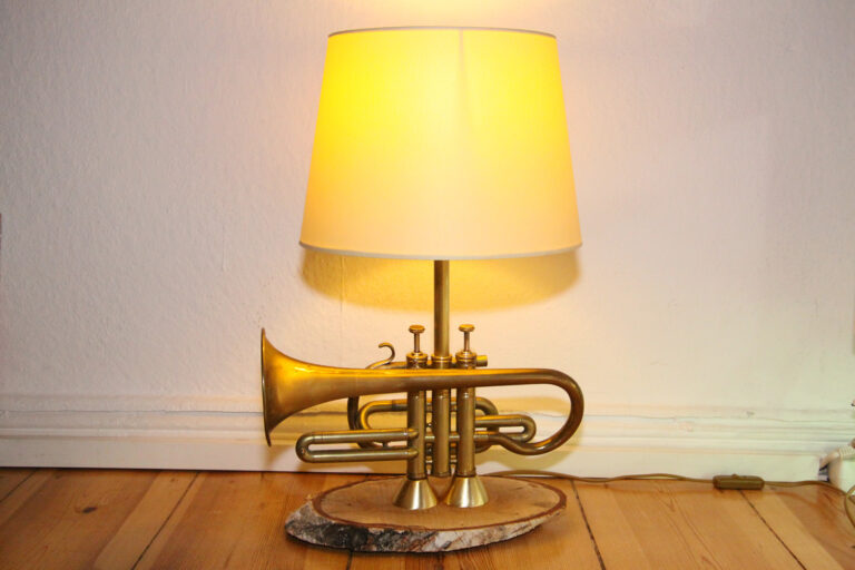 Trompetenlampe Stehlampe Messing Holz Gold Beige Vintage Handarbeit Eingeschaltet