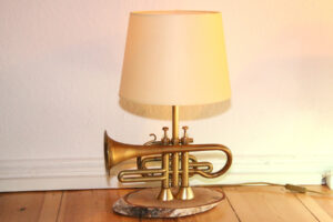 Trompetenlampe Stehlampe Messing Holz Gold Beige Vintage Handarbeit Ausgeschaltet
