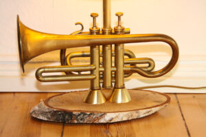 Trompetenlampe Stehlampe Messing Holz Gold Beige Vintage Handarbeit Holzscheibe