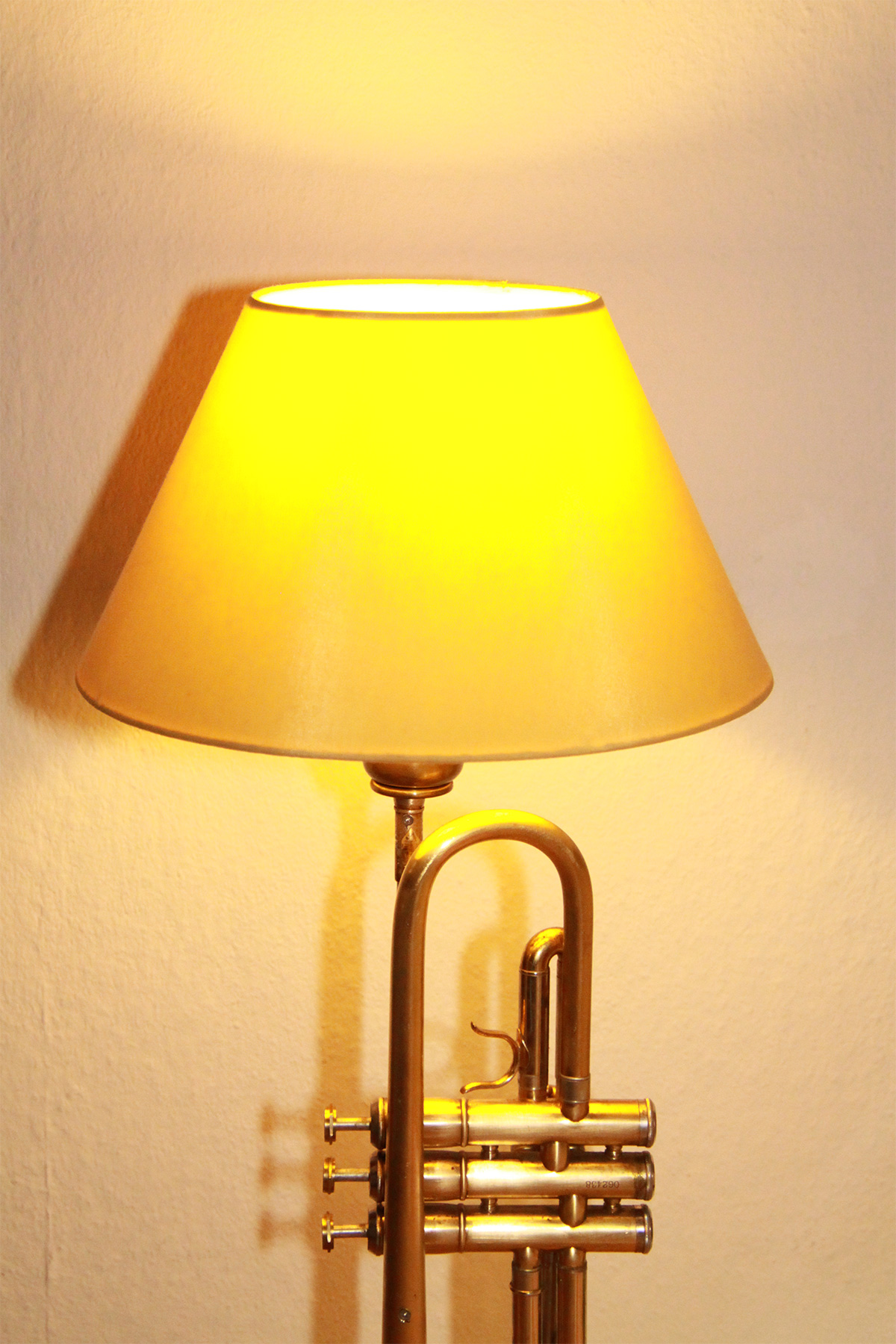 Trompetenlampe Stehlampe Gold Nachhaltig Design Unikat Lampenschirm 43B
