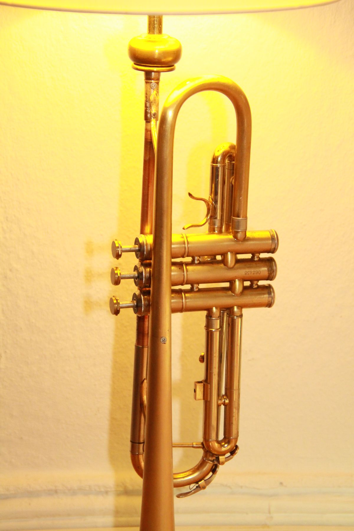 Trompetenlampe Stehlampe Gold Nachhaltig Design Unikat Trompete 43B