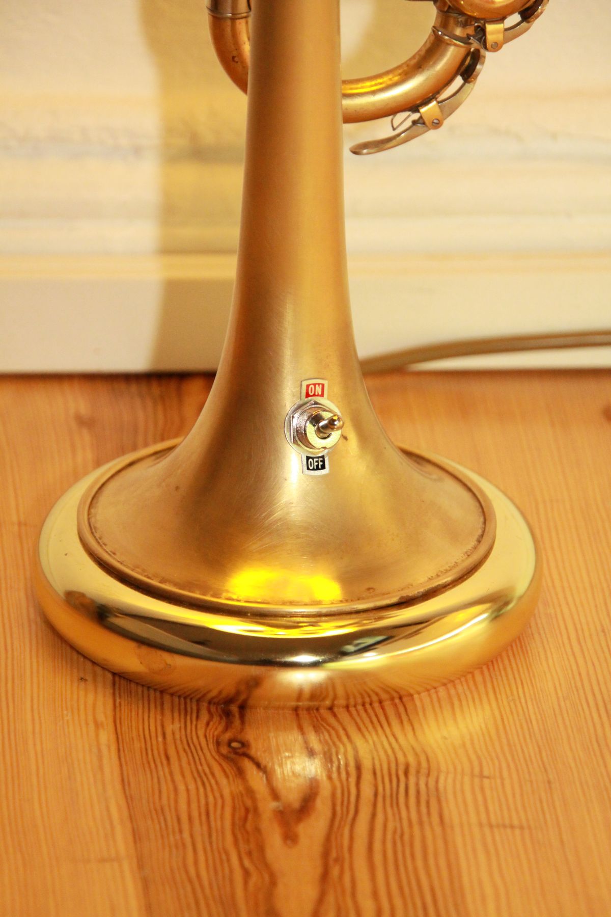 Trompetenlampe Stehlampe Gold Nachhaltig Design Unikat Schalter am Horn 43B