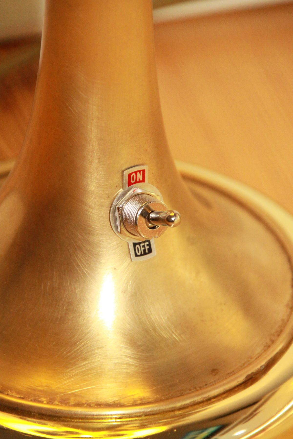 Trompetenlampe Stehlampe Gold Nachhaltig Design Unikat Schalter 43B