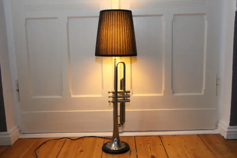 Trompetenlampe Stehlampe Silber Schwarz Nachhaltig Unikat