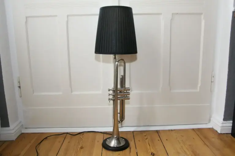 Trompetenlampe Stehlampe Silber Schwarz Nachhaltig Unikat
