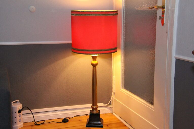 Stehlampe Metallfuss Rot Gold Schwarz 110cm 90er J Retro Vintage