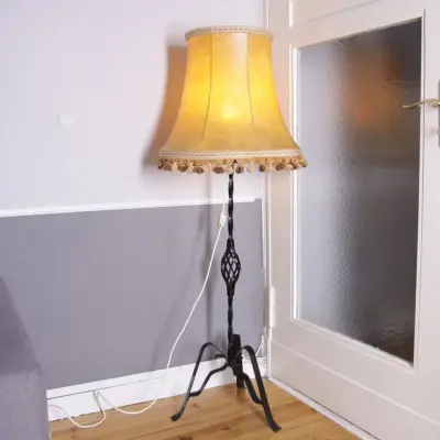 Stehlampe Eisen Kunstleder Fransen 1970er Jahre Retro Vintage