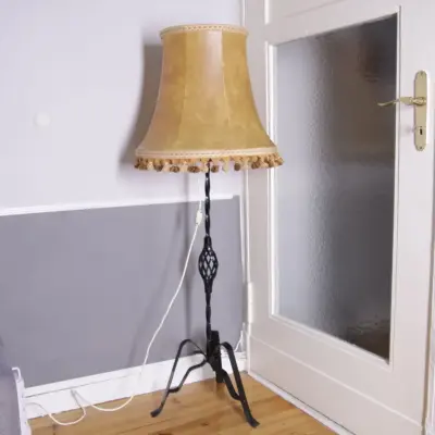 Stehlampe Eisen Kunstleder Fransen 1970er Jahre Retro Vintage