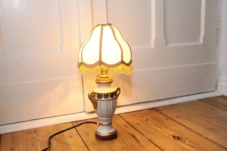 Tischleuchte Tischlampe Keramik Weiß Beige Fransen 37cm 80er Jahre