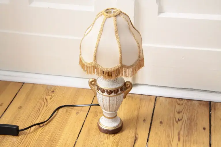 Tischleuchte Tischlampe Keramik Weiß Beige Fransen 37cm 80er Jahre