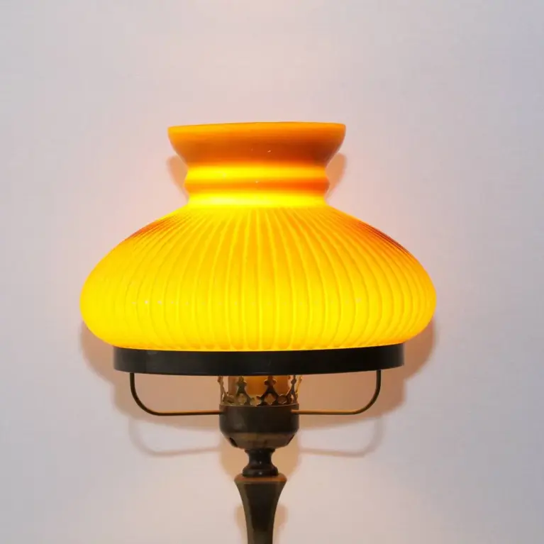 Petroleumlampe Glasschirm Opalglas Messing 1970er J Vintage