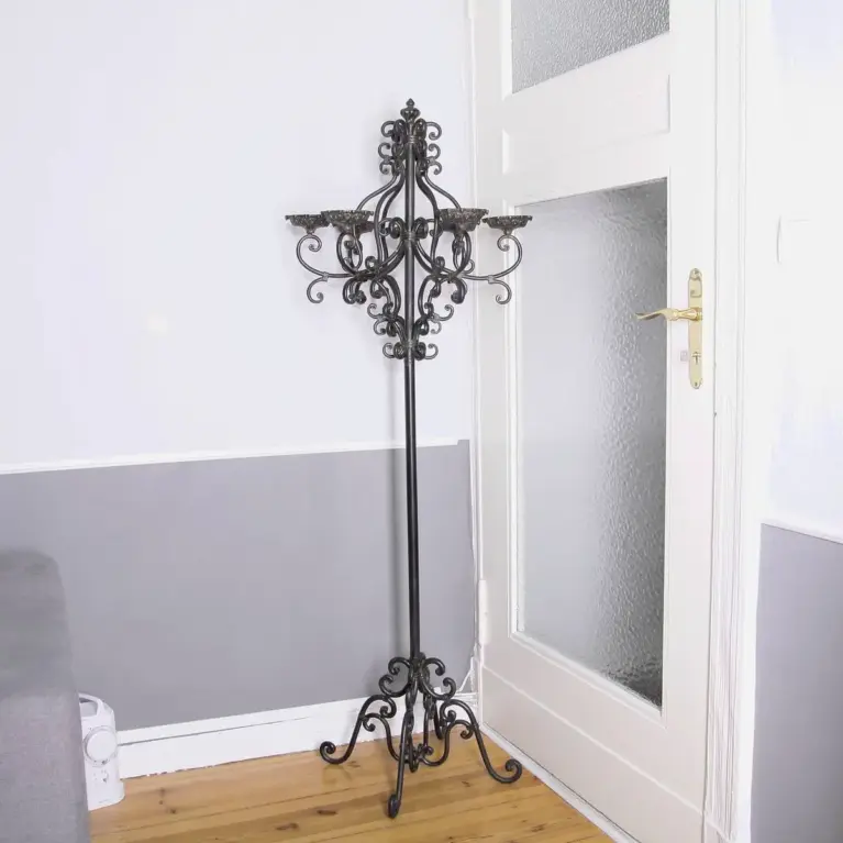 Antiker 6-armiger Kerzenständer aus massivem Stahl