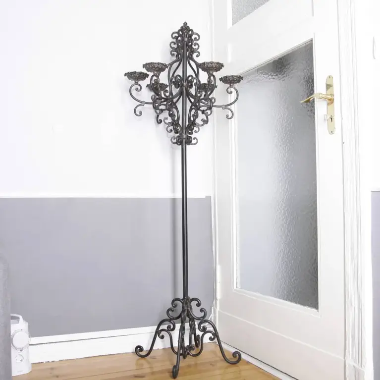 Antiker 6-armiger Kerzenständer aus massivem Stahl