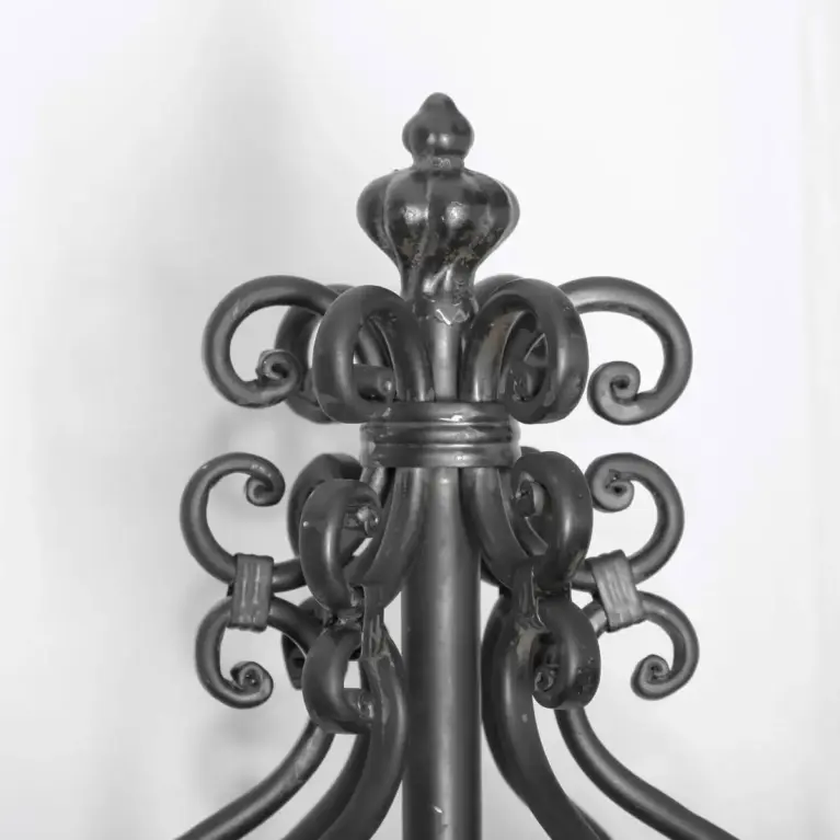 Antiker 6-armiger Kerzenständer aus massivem Stahl