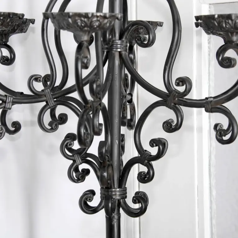 Antiker 6-armiger Kerzenständer aus massivem Stahl