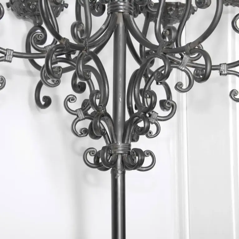 Antiker 6-armiger Kerzenständer aus massivem Stahl