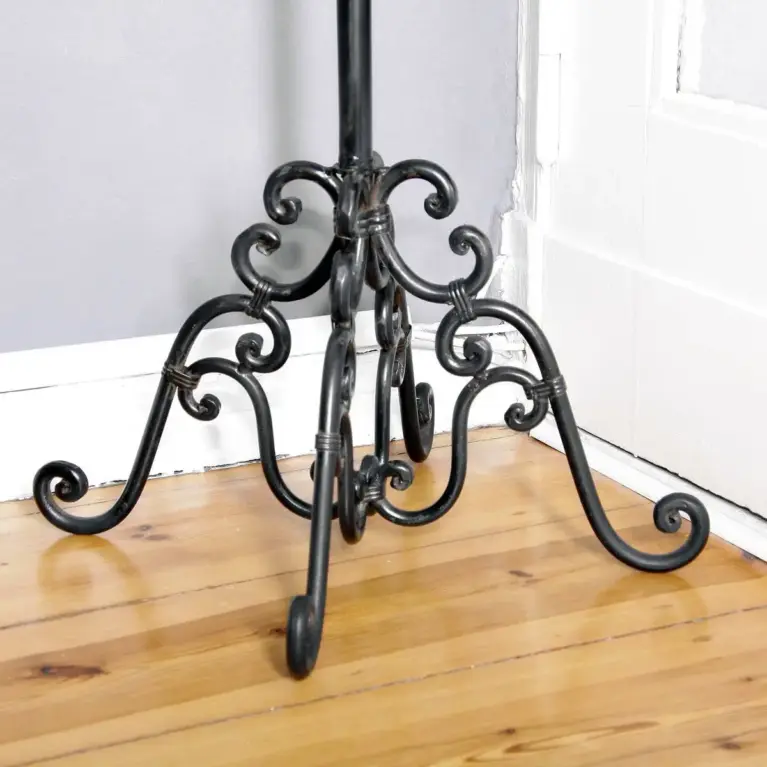 Antiker 6-armiger Kerzenständer aus massivem Stahl