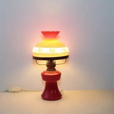 Petroleumlampe Rot Glasschirm Opalglas DDR 70er Jahre Nostalgie