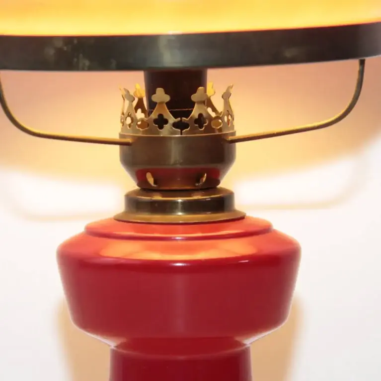 Petroleumlampe Rot Glasschirm Opalglas DDR 70er Jahre Nostalgie