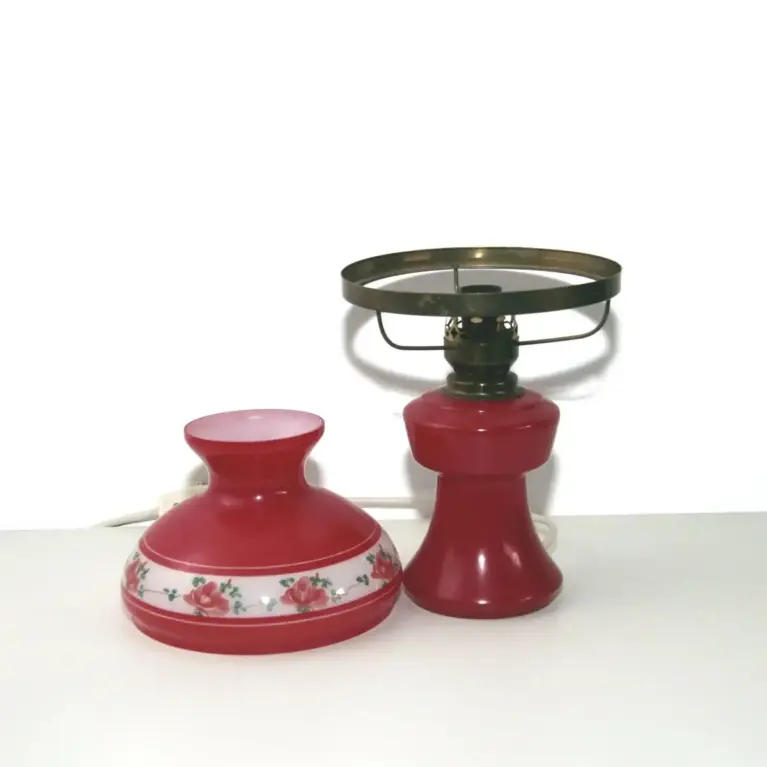 Petroleumlampe Rot Glasschirm Opalglas DDR 70er Jahre Nostalgie
