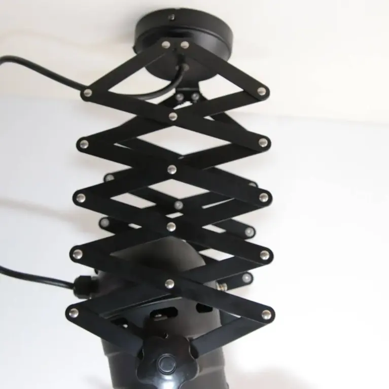 Decken- & Wandlampe im Fotostudio-Design mit Pantograph – stufenlos ausziehbar