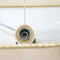 Tischlampe Messing Stoffbordüre 43cm 90er J Vintage