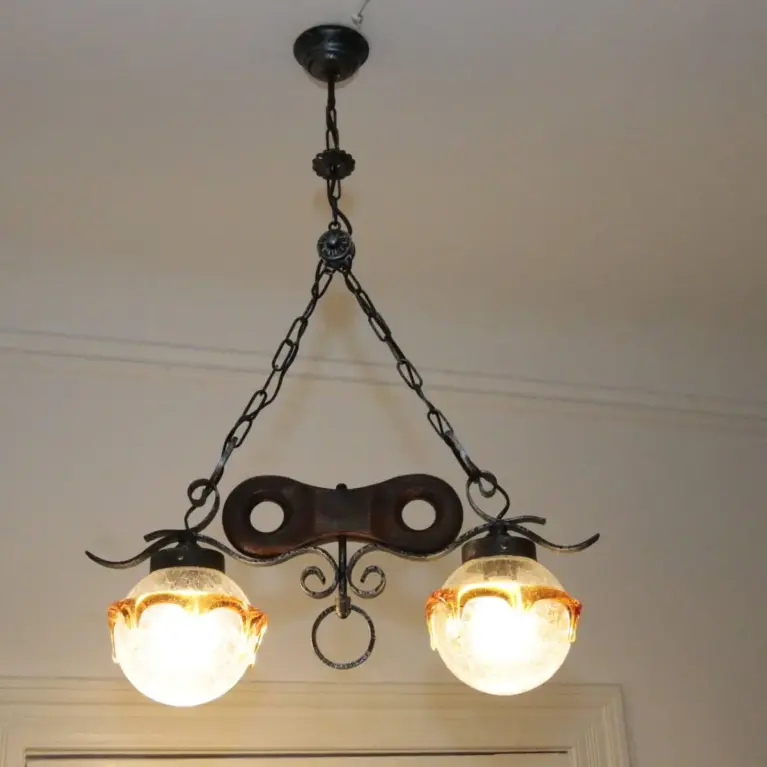 Vintage Deckenlampe mit 2 Glasschirmen – rustikal & dekorativ