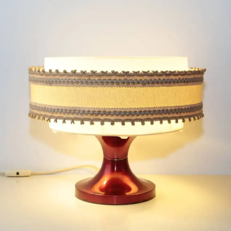Vintage Tischlampe mit Stoffschirm und rotem Metallfuß – Retro Design
