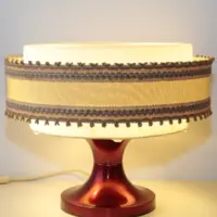 Vintage Tischlampe mit Stoffschirm und rotem Metallfuß – Retro Design