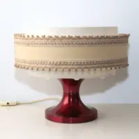Vintage Tischlampe mit Stoffschirm und rotem Metallfuß – Retro Design