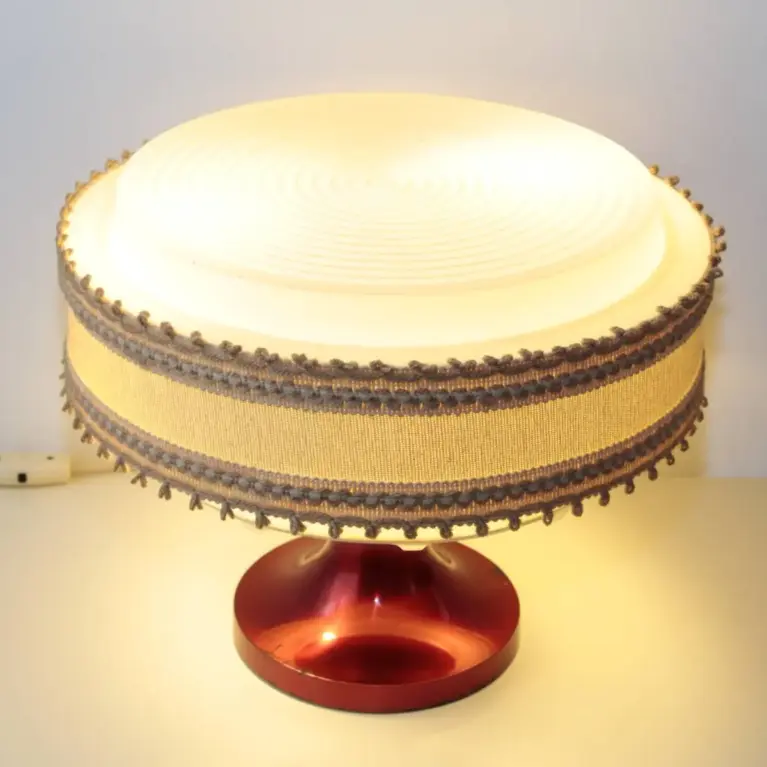 Vintage Tischlampe mit Stoffschirm und rotem Metallfuß – Retro Design