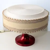 Vintage Tischlampe mit Stoffschirm und rotem Metallfuß – Retro Design