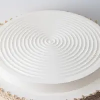 Vintage Tischlampe mit Stoffschirm und rotem Metallfuß – Retro Design