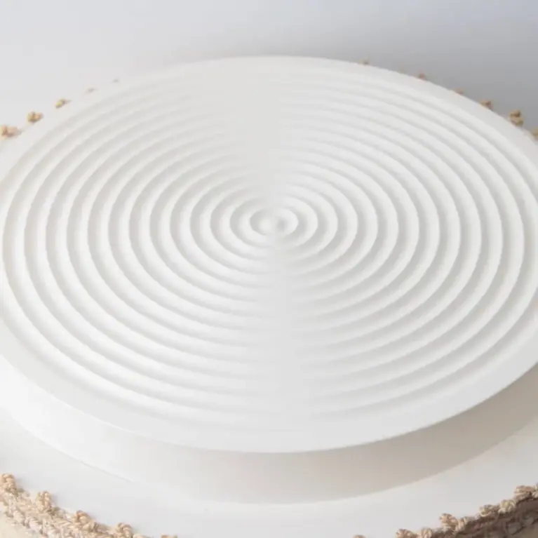 Vintage Tischlampe mit Stoffschirm und rotem Metallfuß – Retro Design