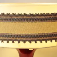 Vintage Tischlampe mit Stoffschirm und rotem Metallfuß – Retro Design