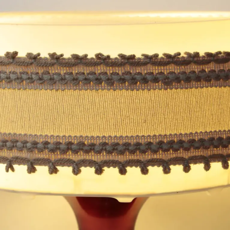 Vintage Tischlampe mit Stoffschirm und rotem Metallfuß – Retro Design