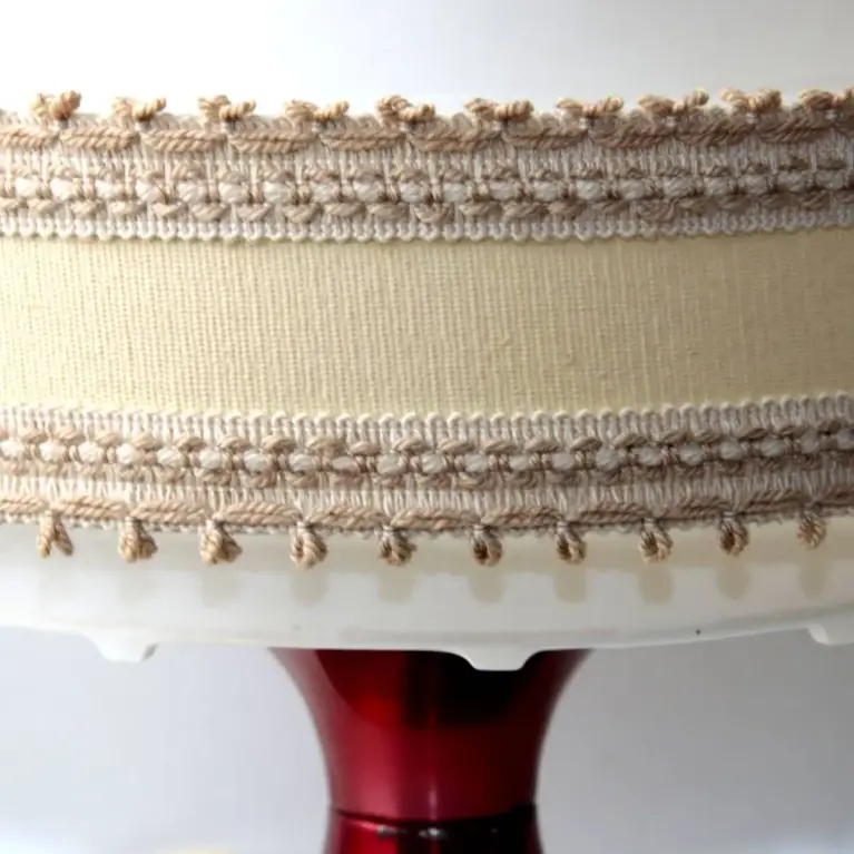 Vintage Tischlampe mit Stoffschirm und rotem Metallfuß – Retro Design