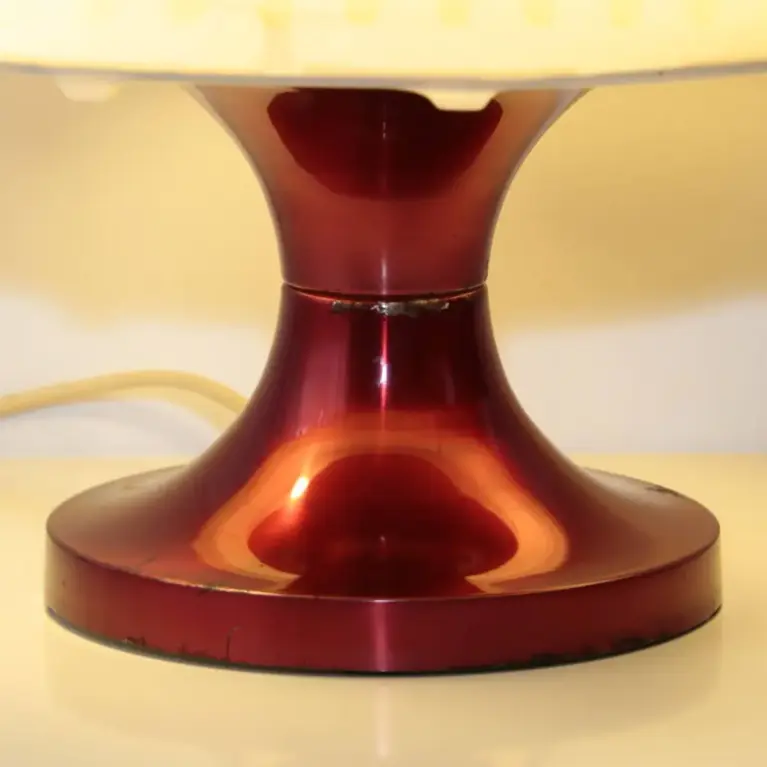 Vintage Tischlampe mit Stoffschirm und rotem Metallfuß – Retro Design