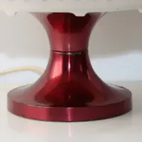 Vintage Tischlampe mit Stoffschirm und rotem Metallfuß – Retro Design