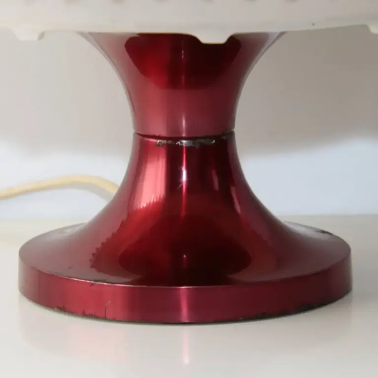 Vintage Tischlampe mit Stoffschirm und rotem Metallfuß – Retro Design