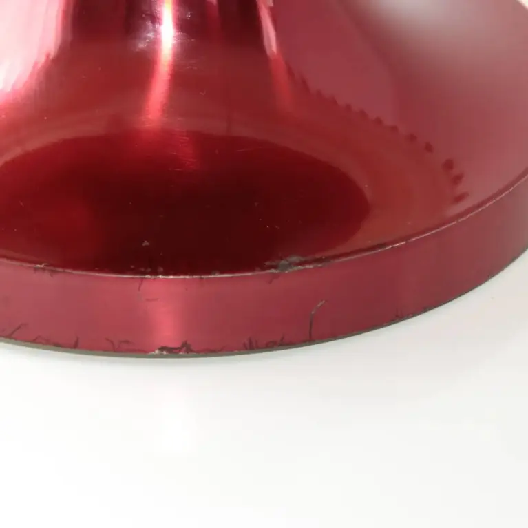 Vintage Tischlampe mit Stoffschirm und rotem Metallfuß – Retro Design